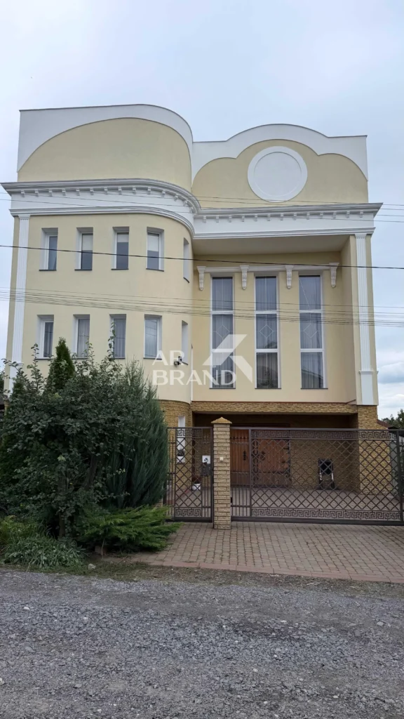 Просторий триповерховий будинок для комфортного життя великої родини!
